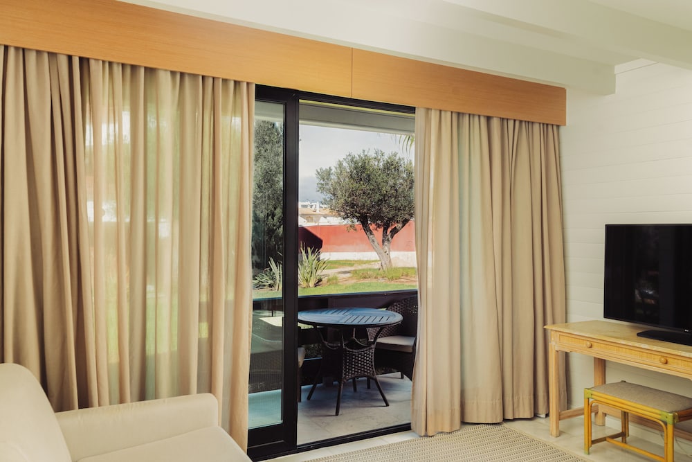 Topazio Vibe Beach Hotel & Apartments - Adults Friendly — Hotel rooms in Albufeira, Faro