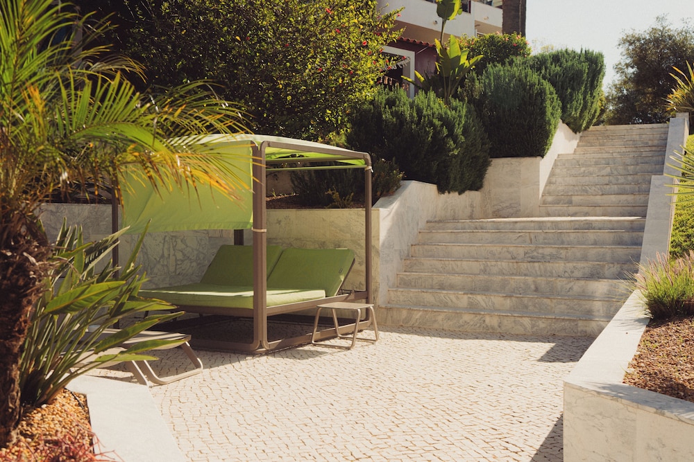 Topazio Vibe Beach Hotel & Apartments - Adults Friendly — Hotel building in Albufeira, Faro