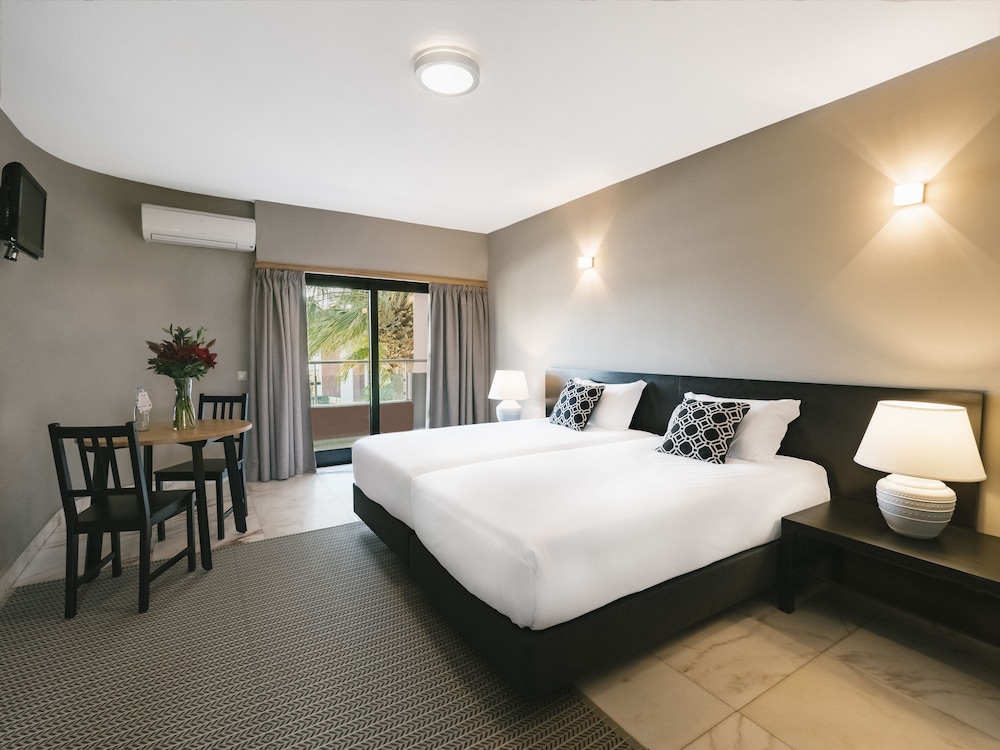 Topazio Vibe Beach Hotel & Apartments - Adults Friendly — Hotel rooms in Albufeira, Faro