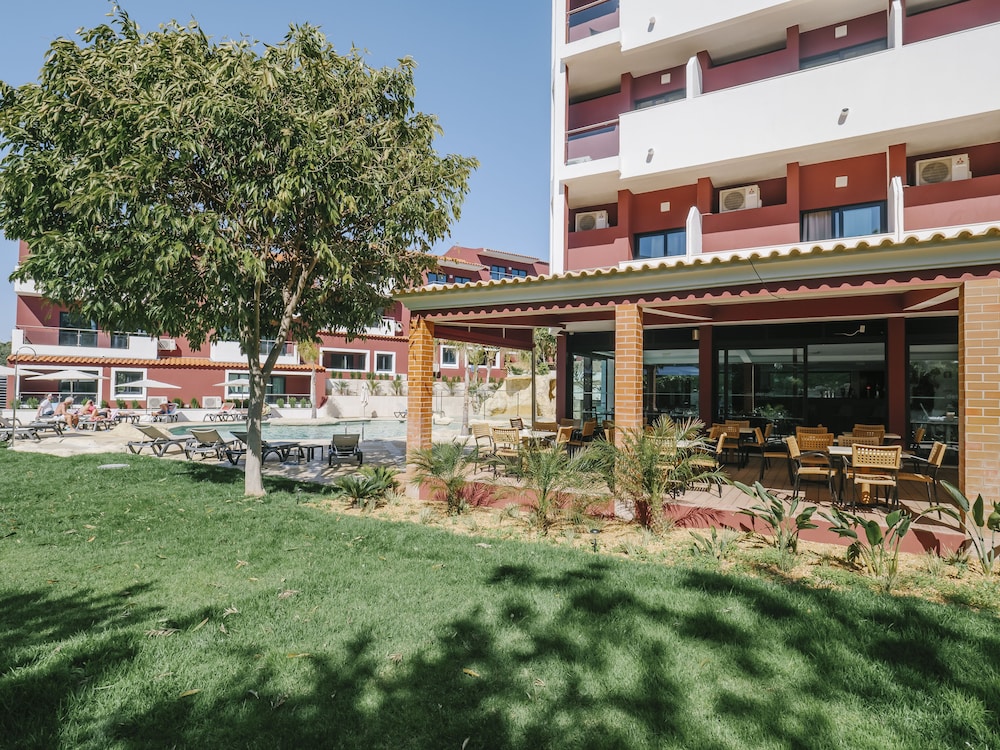 Topazio Vibe Beach Hotel & Apartments - Adults Friendly — Hotel building in Albufeira, Faro
