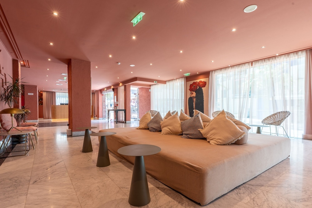 Topazio Vibe Beach Hotel & Apartments - Adults Friendly — Hotel building in Albufeira, Faro