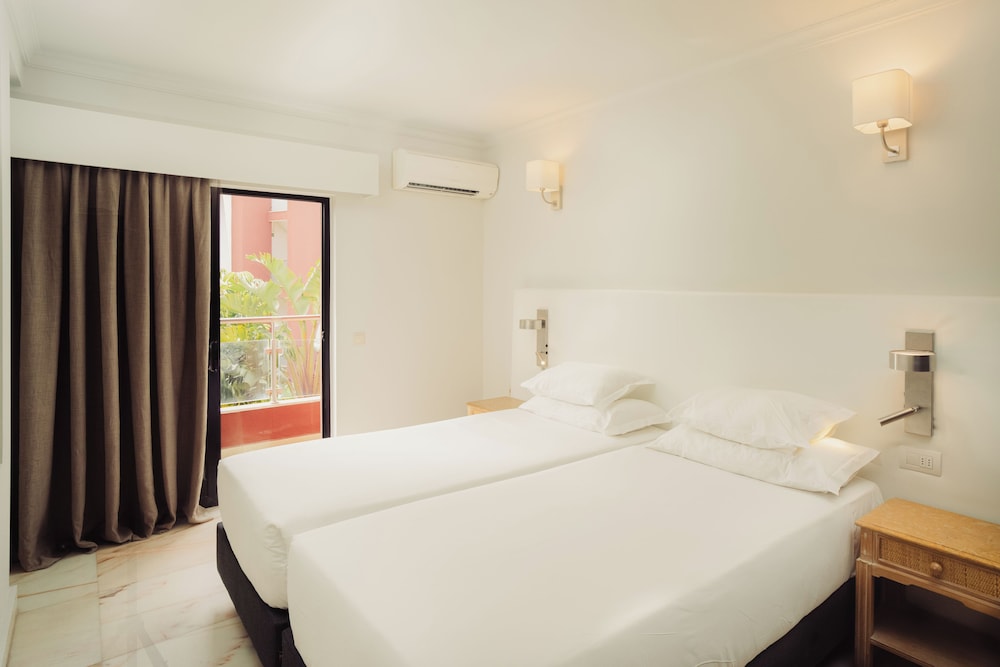 Topazio Vibe Beach Hotel & Apartments - Adults Friendly — Hotel rooms in Albufeira, Faro