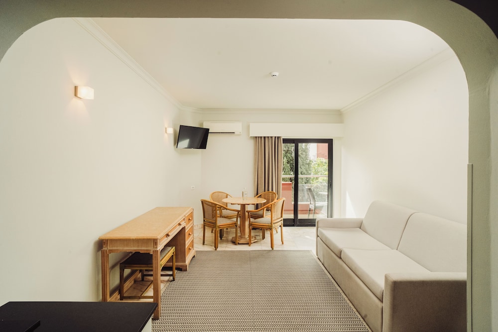 Topazio Vibe Beach Hotel & Apartments - Adults Friendly — Hotel rooms in Albufeira, Faro