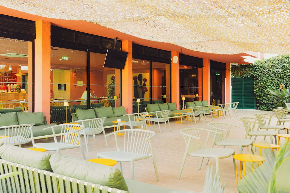 Topazio Vibe Beach Hotel & Apartments - Adults Friendly — Restaurant & bars in Albufeira, Faro
