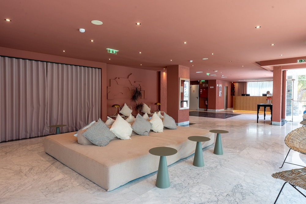 Topazio Vibe Beach Hotel & Apartments - Adults Friendly — Hotel building in Albufeira, Faro