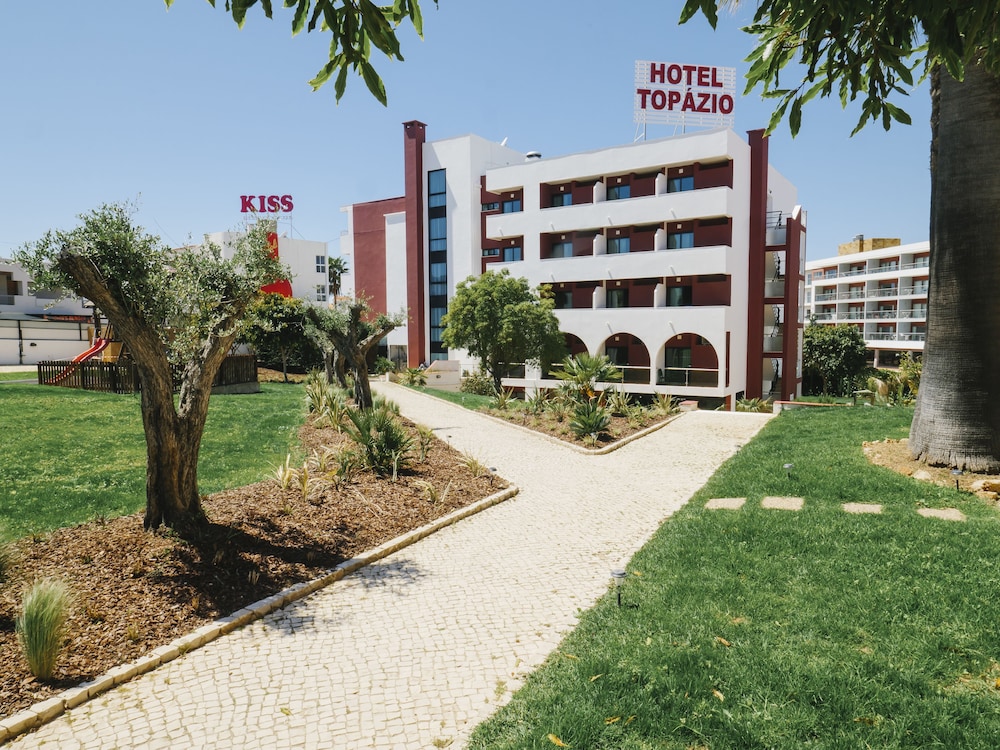 Topazio Vibe Beach Hotel & Apartments - Adults Friendly — Hotel building in Albufeira, Faro