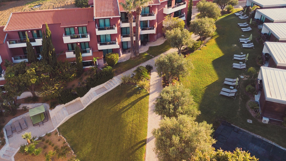 Topazio Vibe Beach Hotel & Apartments - Adults Friendly — Hotel building in Albufeira, Faro