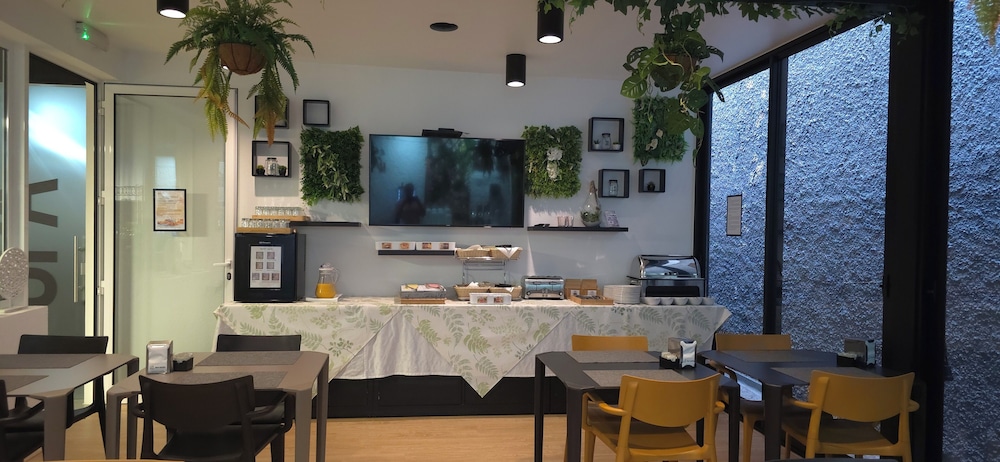 Paraíso - Touristic Apartments — Restaurant & bars in Funchal, Madeira