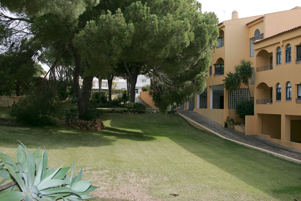 Rio Apartments — Hotel building in Vilamoura, Faro
