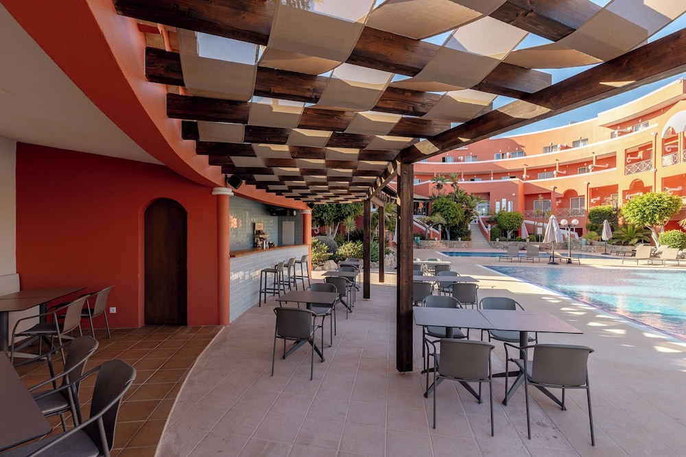 Belavista da Luz – Wellness & Lifestyle Hotel — Hotel building in Luz, Faro