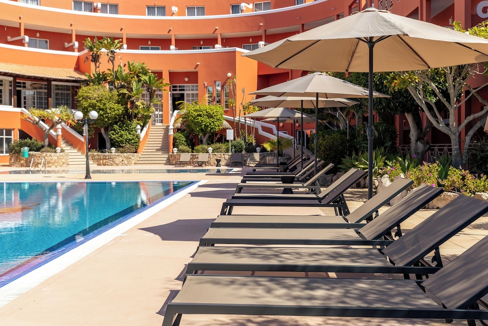 Belavista da Luz – Wellness & Lifestyle Hotel — Swimming pool in Luz, Faro