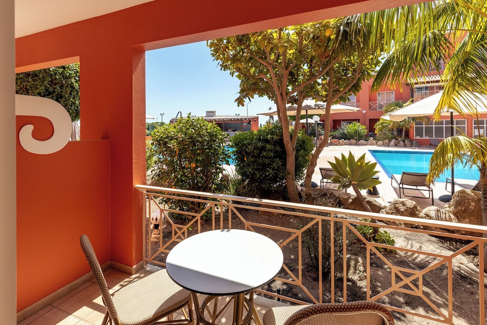 Belavista da Luz – Wellness & Lifestyle Hotel — Swimming pool in Luz, Faro