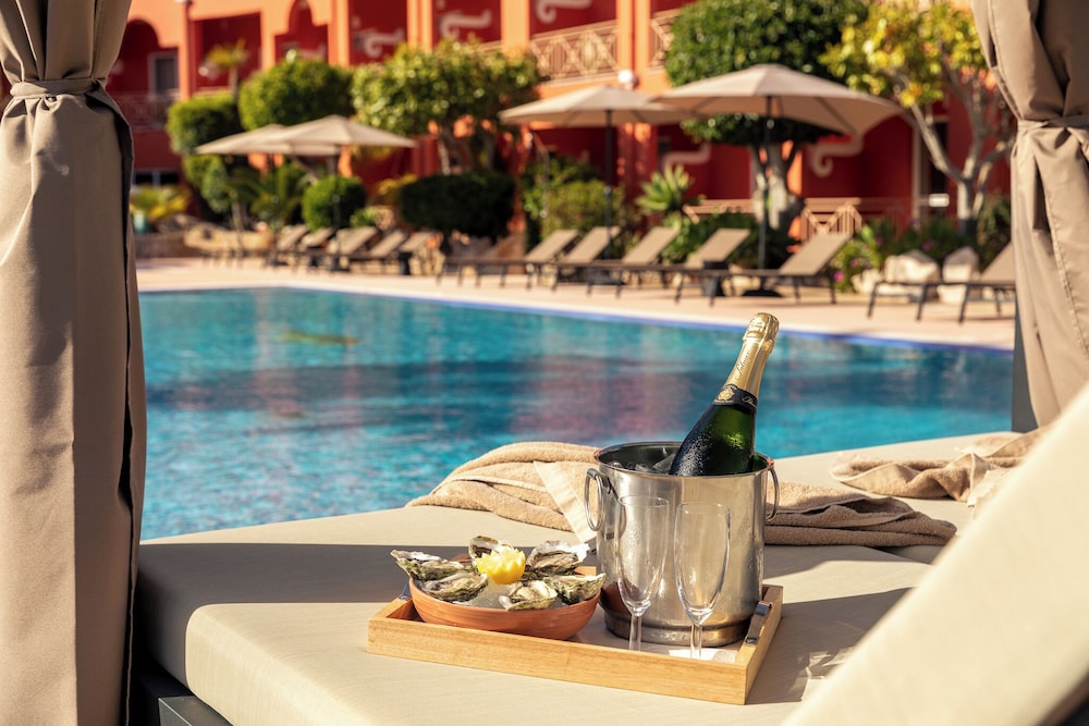Belavista da Luz – Wellness & Lifestyle Hotel — Swimming pool in Luz, Faro