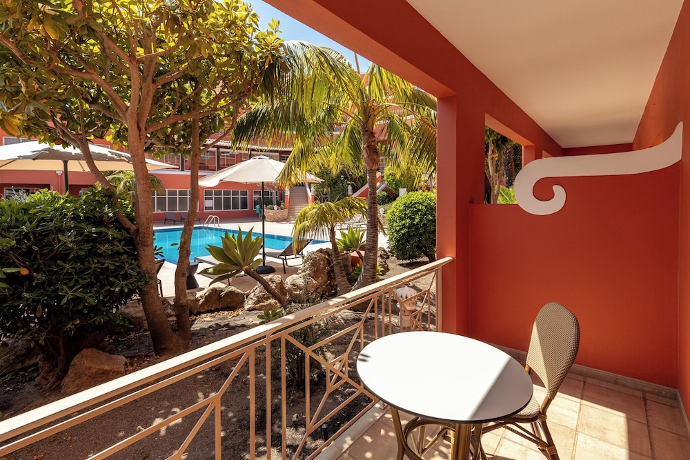 Belavista da Luz – Wellness & Lifestyle Hotel — Swimming pool in Luz, Faro