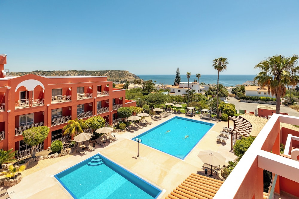 Belavista da Luz – Wellness & Lifestyle Hotel — Swimming pool in Luz, Faro
