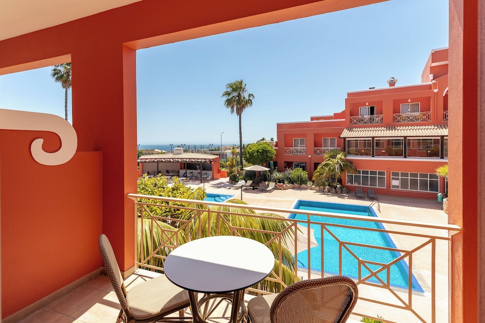 Belavista da Luz – Wellness & Lifestyle Hotel — Swimming pool in Luz, Faro