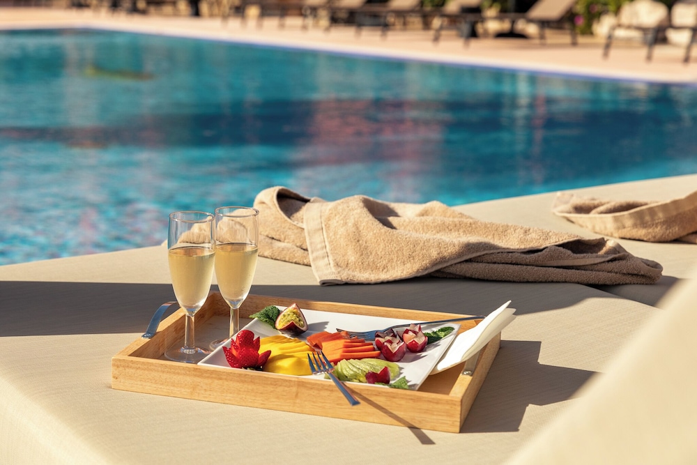 Belavista da Luz – Wellness & Lifestyle Hotel — Swimming pool in Luz, Faro