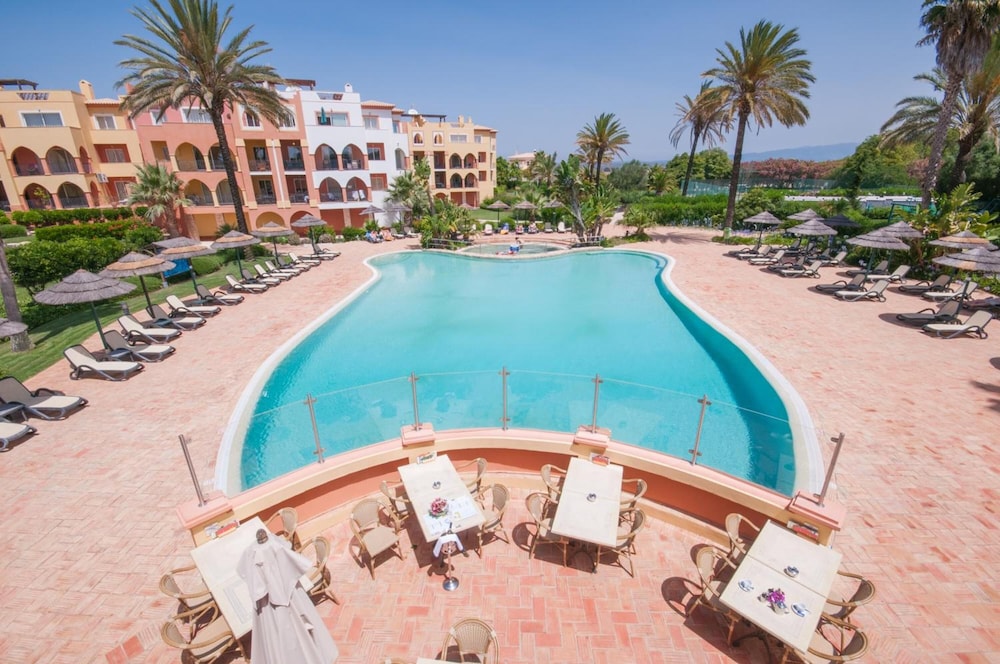 Jardim Da Meia Praia Hotel — Swimming pool in Lagos, Faro
