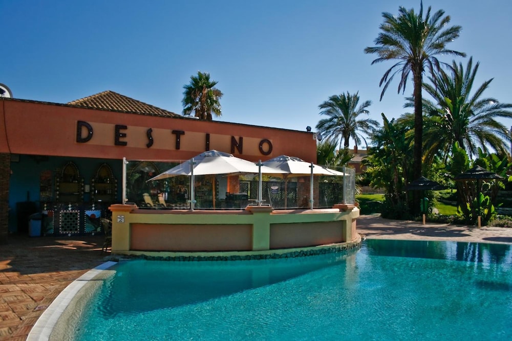 Jardim Da Meia Praia Hotel — Swimming pool in Lagos, Faro