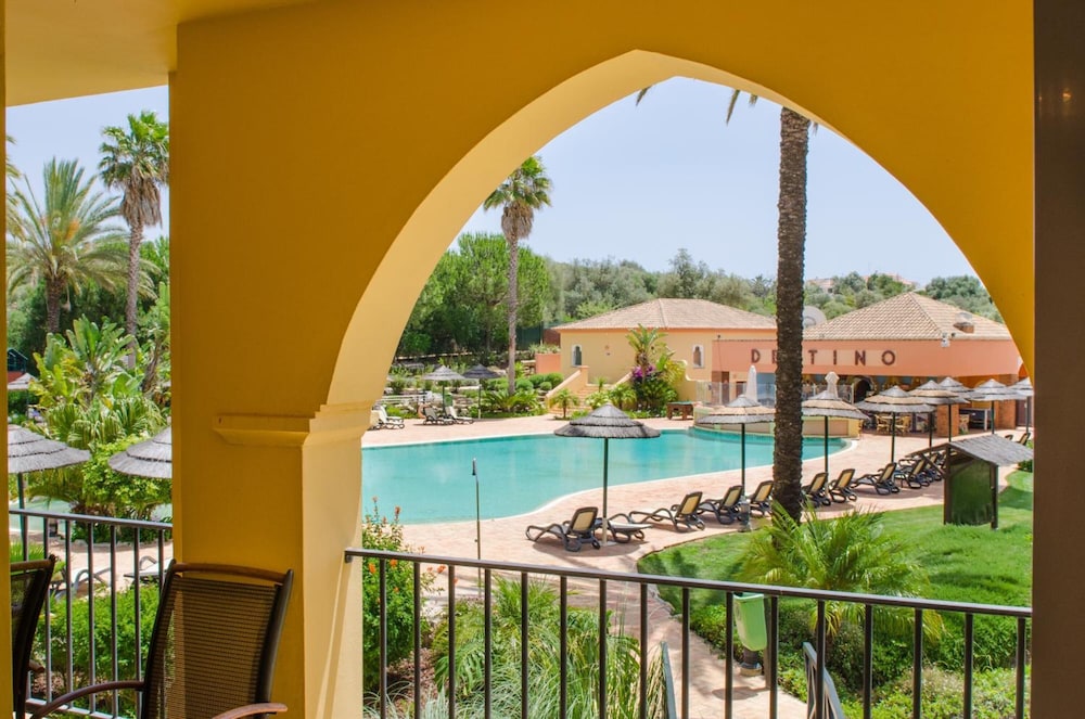 Jardim Da Meia Praia Hotel — Swimming pool in Lagos, Faro