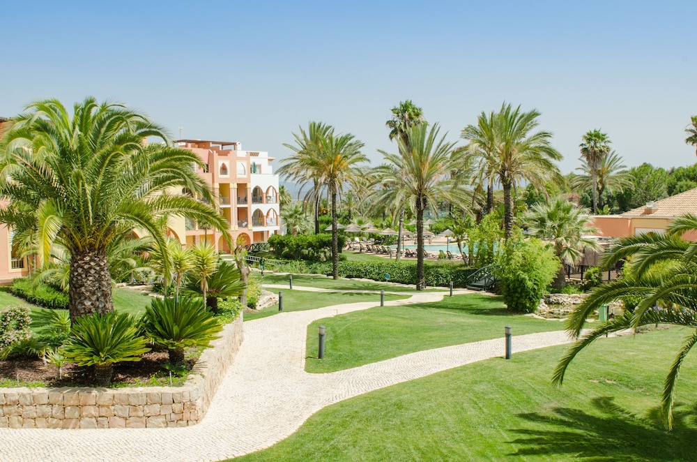 Jardim Da Meia Praia Hotel — Swimming pool in Lagos, Faro