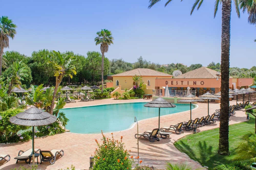 Jardim Da Meia Praia Hotel — Swimming pool in Lagos, Faro