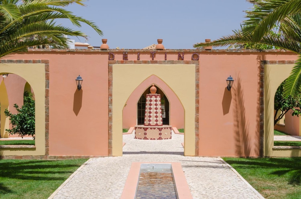 Jardim Da Meia Praia Hotel — Hotel building in Lagos, Faro