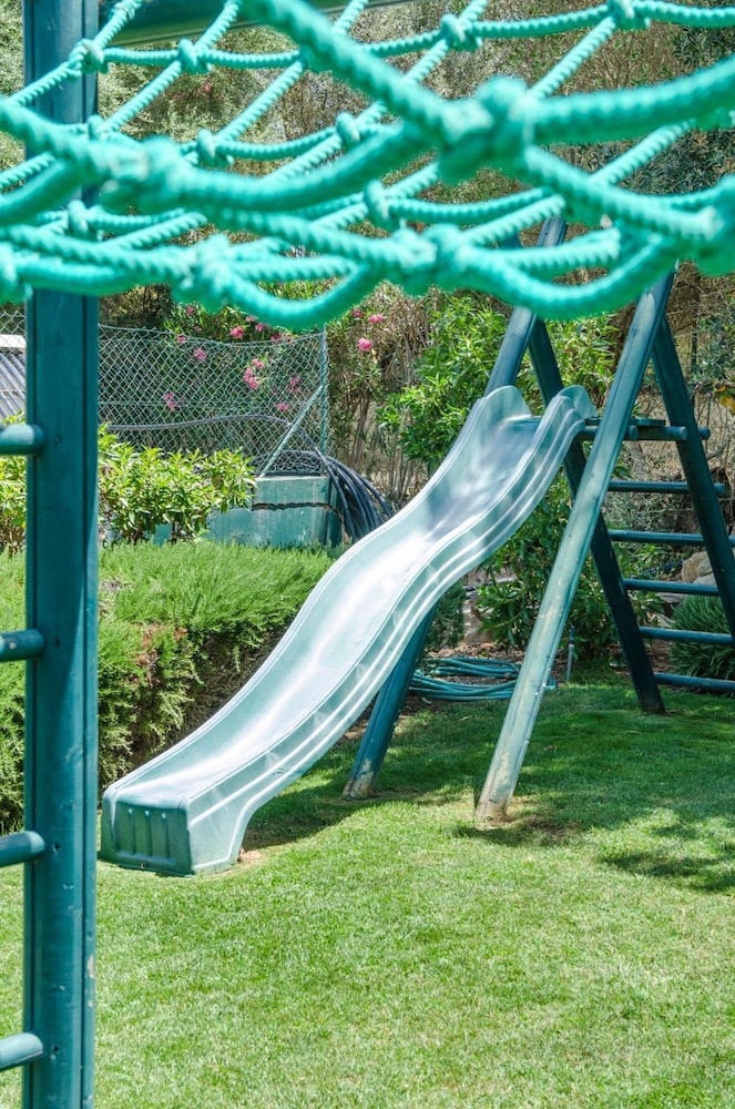 Jardim Da Meia Praia Hotel — Attractions for children in Lagos, Faro