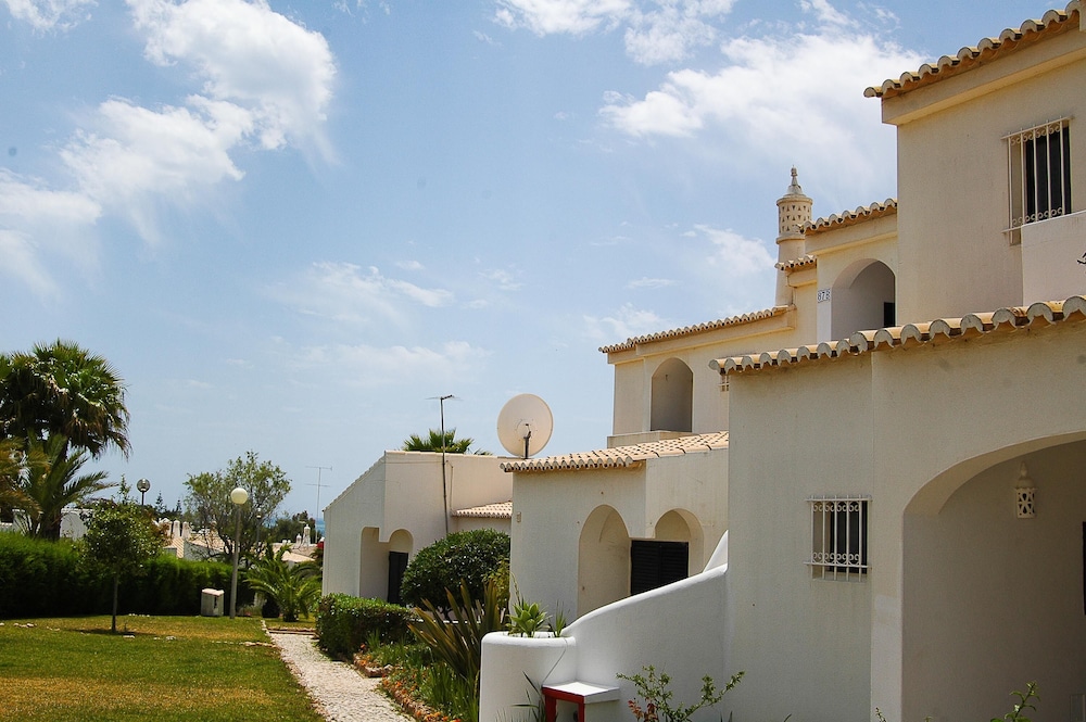 Turiquintas — Hotel building in Armação de Pêra, Faro