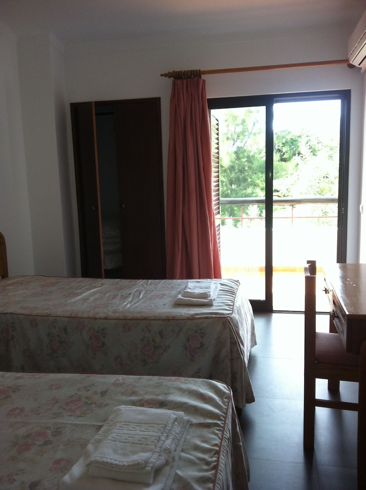 Turiquintas — Hotel rooms in Armação de Pêra, Faro