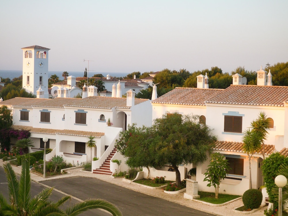 Turiquintas — Hotel building in Armação de Pêra, Faro