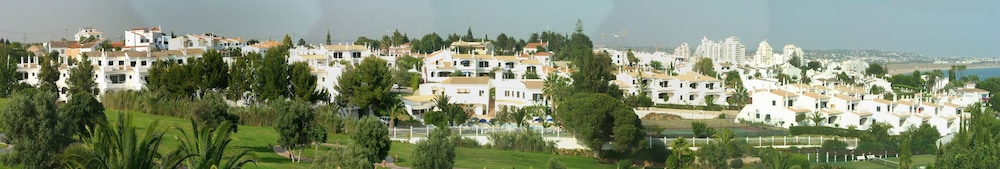 Turiquintas — Hotel building in Armação de Pêra, Faro