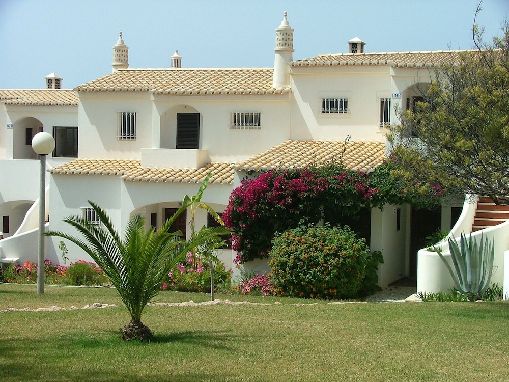 Turiquintas — Hotel building in Armação de Pêra, Faro