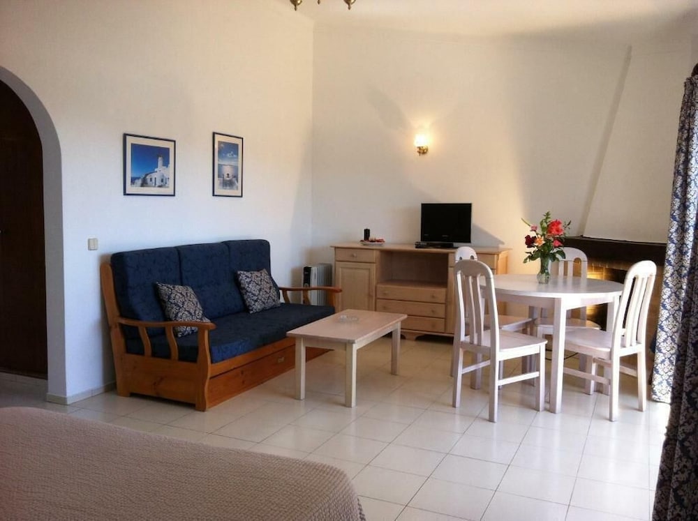 Turiquintas — Hotel rooms in Armação de Pêra, Faro
