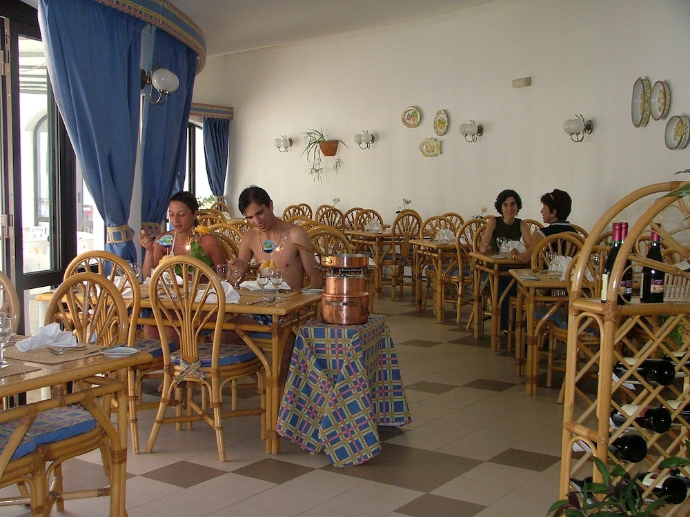 Turiquintas — Restaurant & bars in Armação de Pêra, Faro