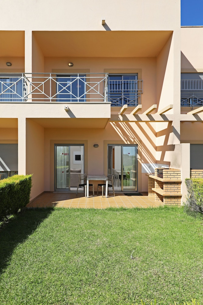 Pinheiros da Balaia — Hotel building in Albufeira, Faro