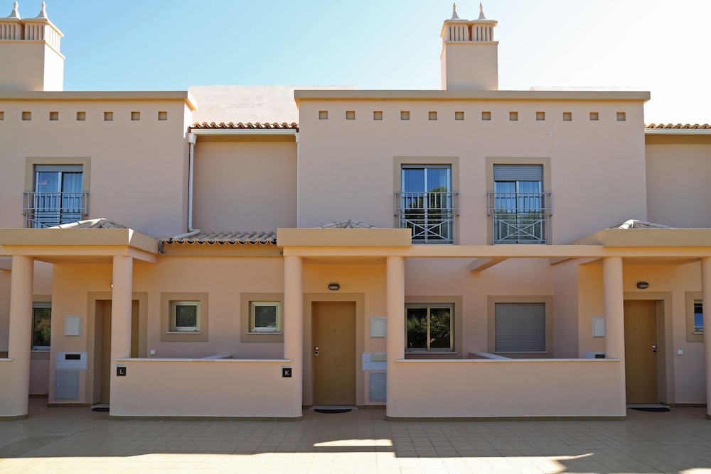 Pinheiros da Balaia — Hotel building in Albufeira, Faro