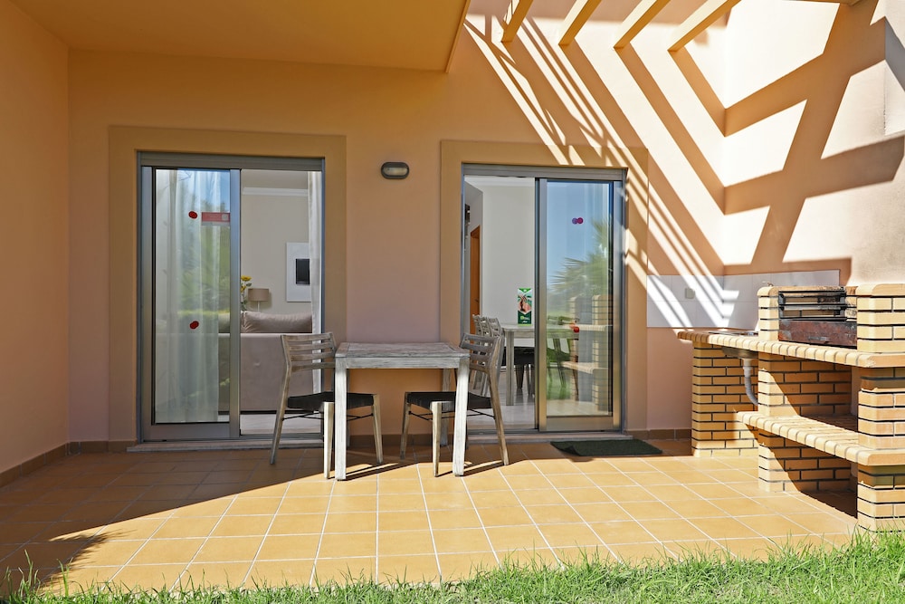 Pinheiros da Balaia — Hotel building in Albufeira, Faro