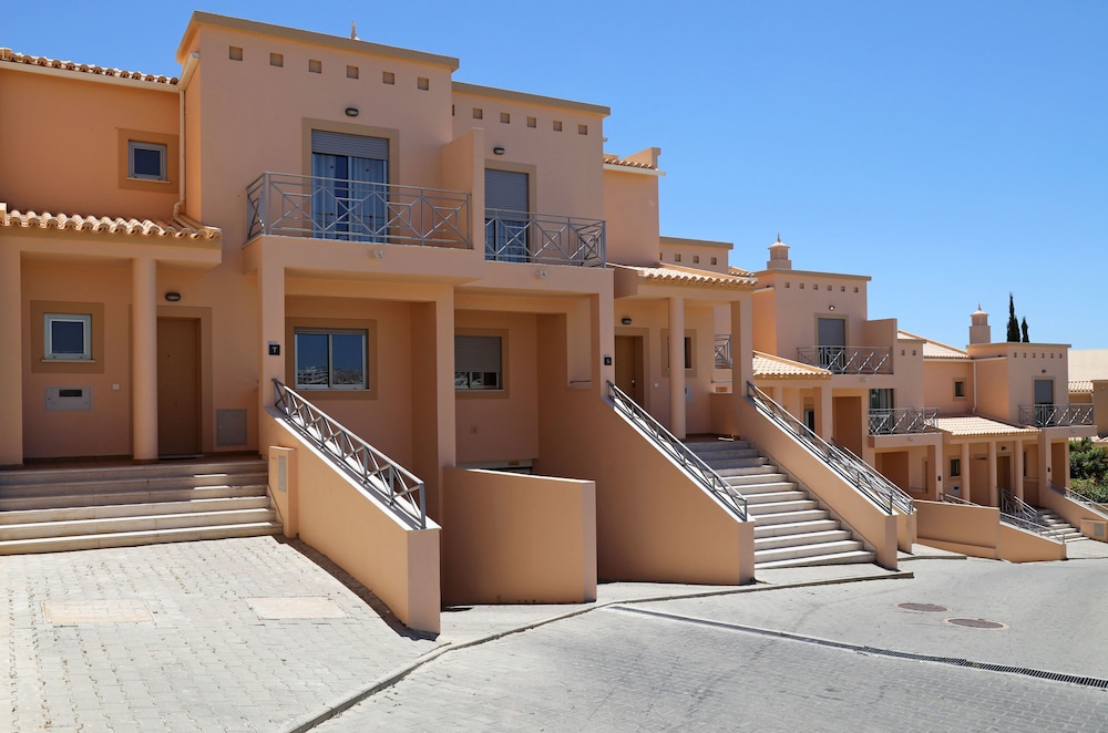 Pinheiros da Balaia — Hotel building in Albufeira, Faro