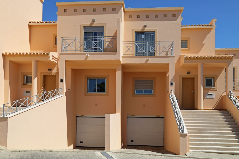 Pinheiros da Balaia — Hotel building in Albufeira, Faro