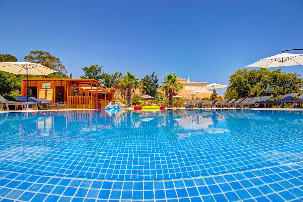 Pinheiros da Balaia — Swimming pool in Albufeira, Faro