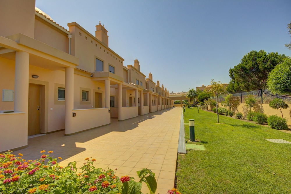 Pinheiros da Balaia — Hotel building in Albufeira, Faro