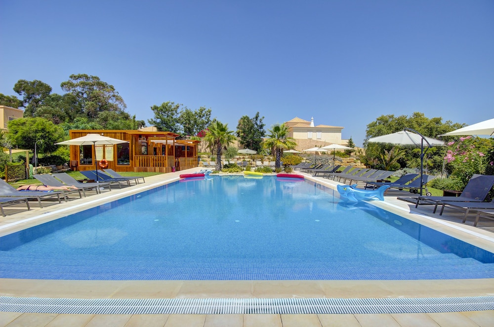 Pinheiros da Balaia — Swimming pool in Albufeira, Faro