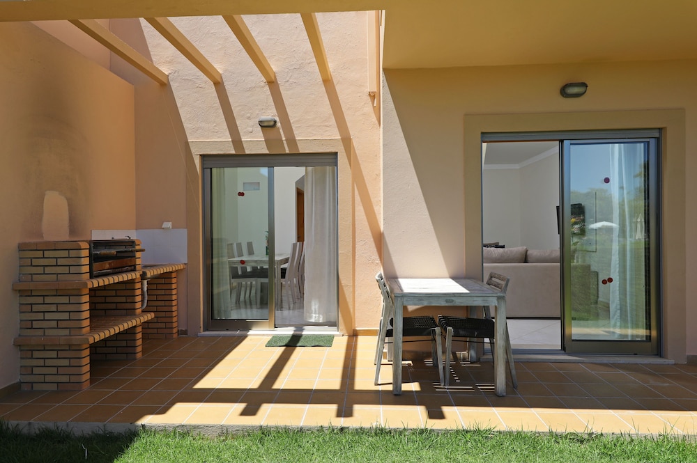Pinheiros da Balaia — Hotel building in Albufeira, Faro