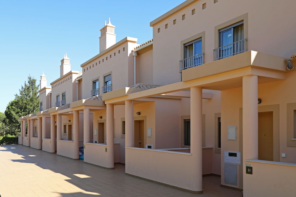 Pinheiros da Balaia — Hotel building in Albufeira, Faro