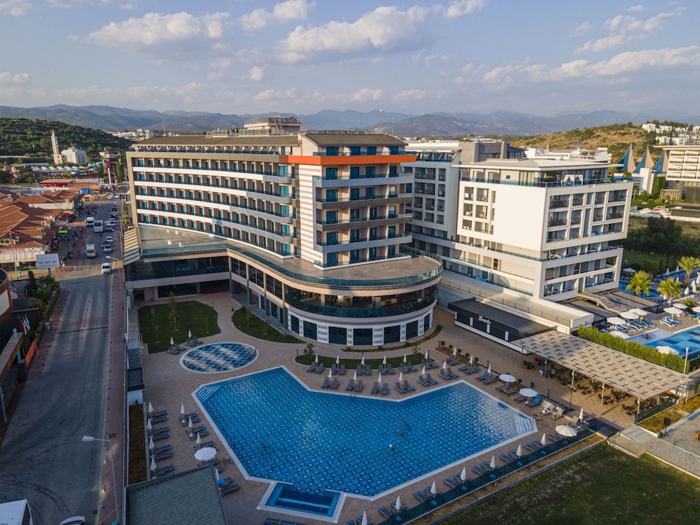 Lonicera Premium — Hotel building in Alanya