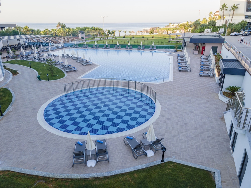 Lonicera Premium — Swimming pool in Alanya