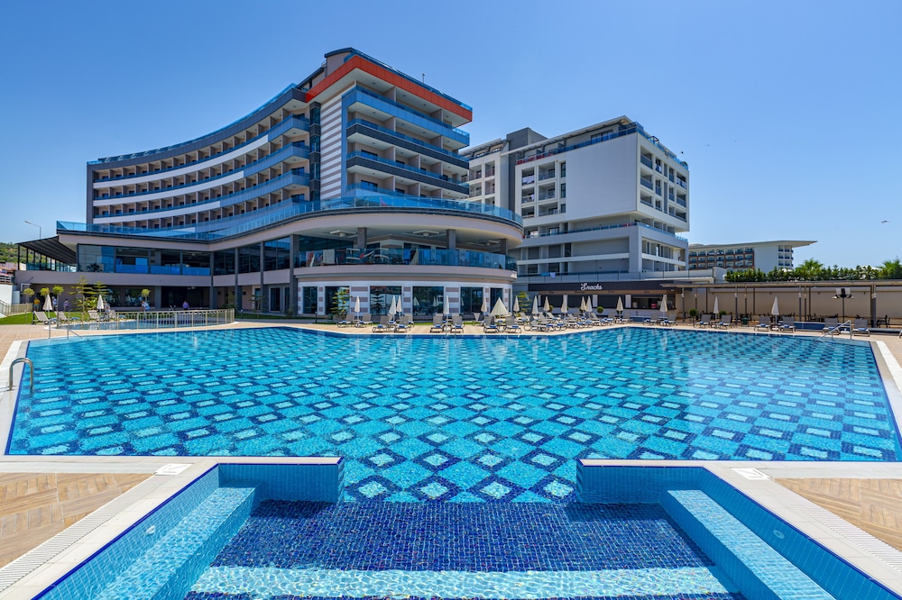 Lonicera Premium — Swimming pool in Alanya