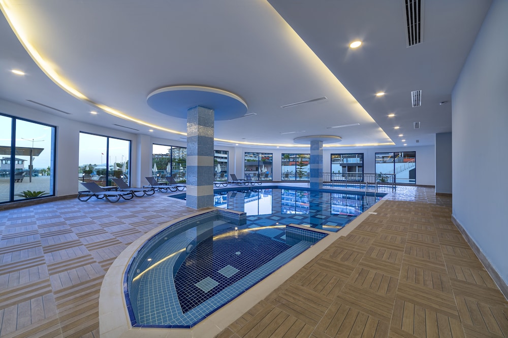 Lonicera Premium — Swimming pool in Alanya