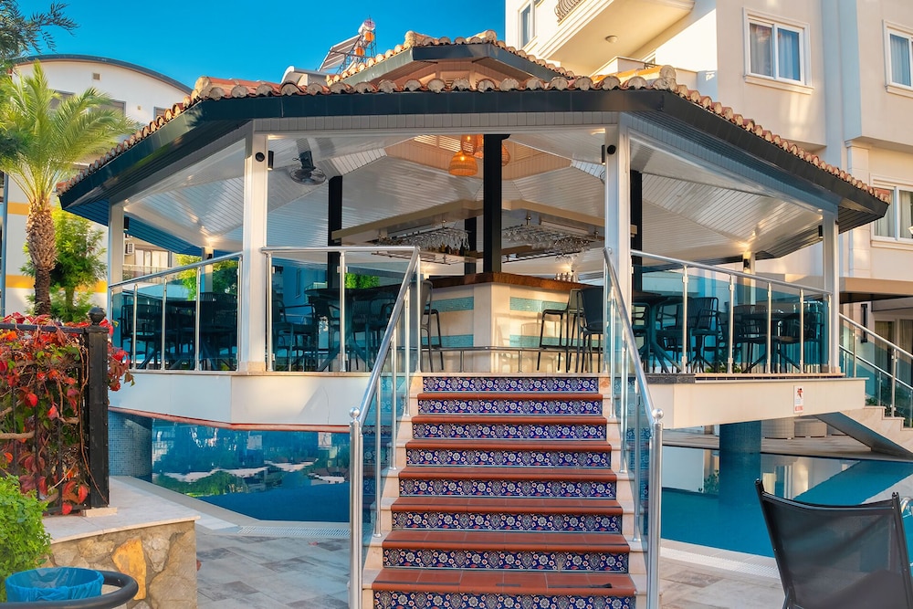 Villa Sunflower Hotel — Restaurant & bars in Alanya